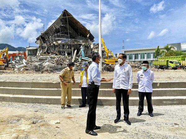 Momen Jokowi Tinjau Lokasi Gempa Mamuju