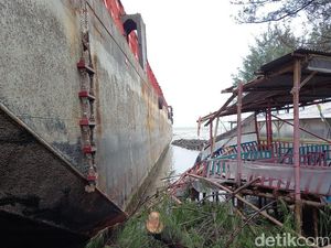 Kapal Tongkang Terdampar-Tabrak Warung di Pantai Pulau Kodok Tegal