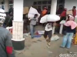 Detik-detik Warga Jarah Bantuan Gempa di Rujab Wabup Mamuju