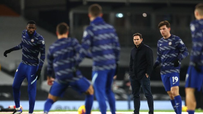 LONDON, ENGLAND - JANUARY 16: Frank Lampard, Manager of Chelsea watches the warm up prior to the Premier League match between Fulham and Chelsea at Craven Cottage on January 16, 2021 in London, England. Sporting stadiums around England remain under strict restrictions due to the Coronavirus Pandemic as Government social distancing laws prohibit fans inside venues resulting in games being played behind closed doors. (Photo by Clive Rose/Getty Images)