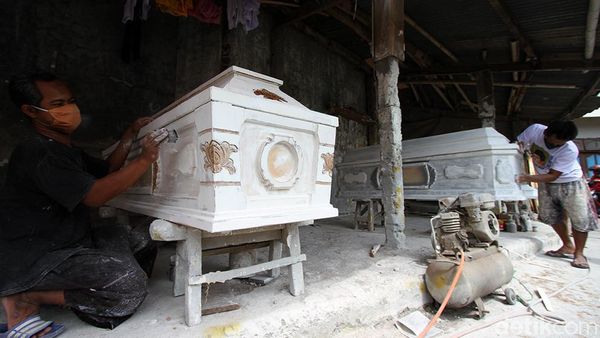 Laris Manis Penjualan Peti Mati di Masa Pandemi COVID-19