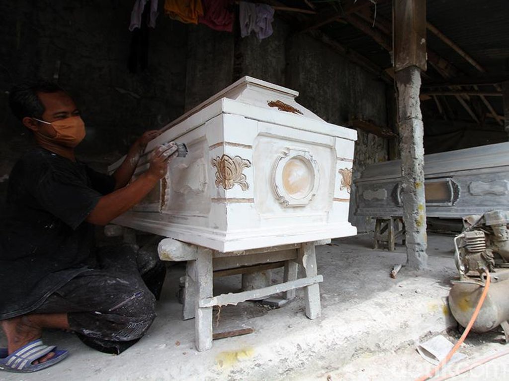 Laris Manis Penjualan Peti Mati di Masa Pandemi COVID-19 Laris Manis Penjualan Peti Mati di Masa Pandemi COVID-19