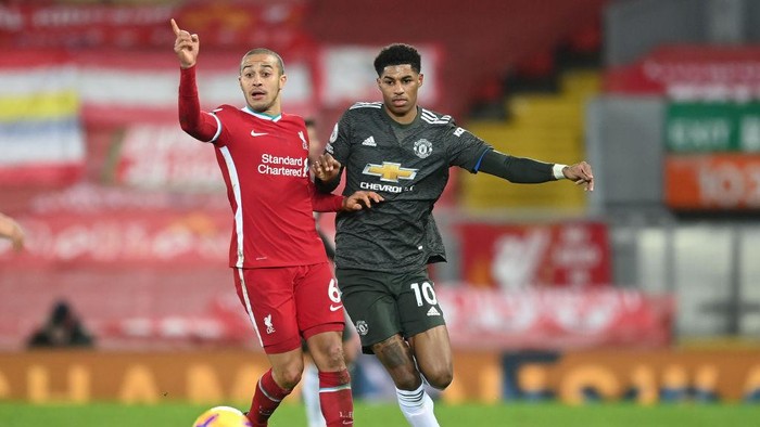 LIVERPOOL, ENGLAND - JANUARY 17: Marcus Rashford of Manchester United battles for possession with Thiago Alcantara of Liverpool during the Premier League match between Liverpool and Manchester United at Anfield on January 17, 2021 in Liverpool, England. Sporting stadiums around England remain under strict restrictions due to the Coronavirus Pandemic as Government social distancing laws prohibit fans inside venues resulting in games being played behind closed doors. (Photo by Michael Regan/Getty Images)