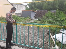 Teras Rumah Warga Longsor, Satu Penghuninya Hanyut ke Sungai
