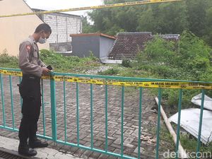 Teras Rumah Warga Longsor, Satu Penghuninya Hanyut ke Sungai Teras Rumah Warga Longsor, Satu Penghuninya Hanyut ke Sungai