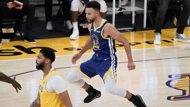 Golden State Warriors' Stephen Curry leaps after making a 3-point basket as Los Angeles Lakers' Anthony Davis, foreground, looks away during the second half of an NBA basketball game, Monday, Jan. 18, 2021, in Los Angeles. The Warriors won 115-113. (AP Photo/Jae C. Hong)