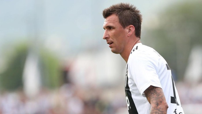 VILLAR PEROSA, ITALY - AUGUST 12:  Mario Mandzukic of Juventus looks on during the Pre-Season Friendly match between Juventus and Juventus U19 on August 12, 2018 in Villar Perosa, Italy.  (Photo by Marco Luzzani/Getty Images)