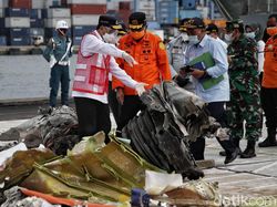 Menhub Tinjau Perkembangan Pencarian-Evakuasi Sriwijaya Air di JICT