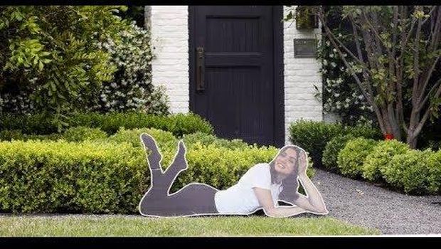 Patung Ana de Armas di depan rumah Ben Affleck.