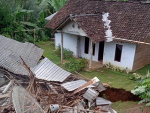 Rumah Ambruk Gegara Tanah Gerak di Purworejo Bertambah-Puluhan Rusak Rumah Ambruk Gegara Tanah Gerak di Purworejo Bertambah-Puluhan Rusak