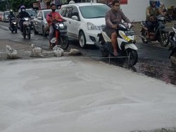 Hore! Jl Caman Raya Bekasi yang Rusak Mulai Diperbaiki