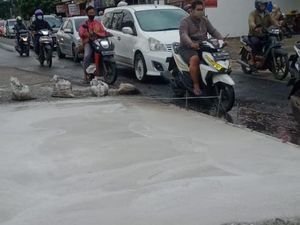 Hore! Jl Caman Raya Bekasi yang Rusak Mulai Diperbaiki Hore! Jl Caman Raya Bekasi yang Rusak Mulai Diperbaiki