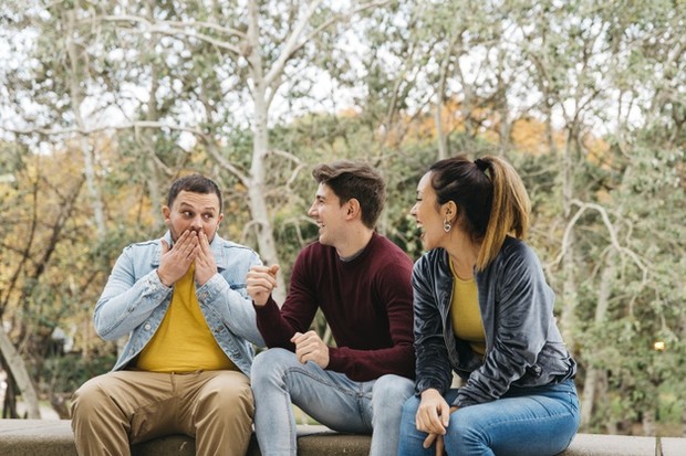 Kalau kamu membalas perlakuan buruk orang lain, apa bedanya kamu dengan mereka? Oleh sebab itu, jangan sampai kamu menyimpan dendam dan membalas perbuatan temanmu ya.