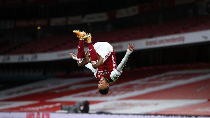 LONDON, ENGLAND - JANUARY 18: Pierre-Emerick Aubameyang of Arsenal celebrates after scoring their teams first goal during the Premier League match between Arsenal and Newcastle United at Emirates Stadium on January 18, 2021 in London, England. Sporting stadiums around England remain under strict restrictions due to the Coronavirus Pandemic as Government social distancing laws prohibit fans inside venues resulting in games being played behind closed doors. (Photo by Catherine Ivill/Getty Images)