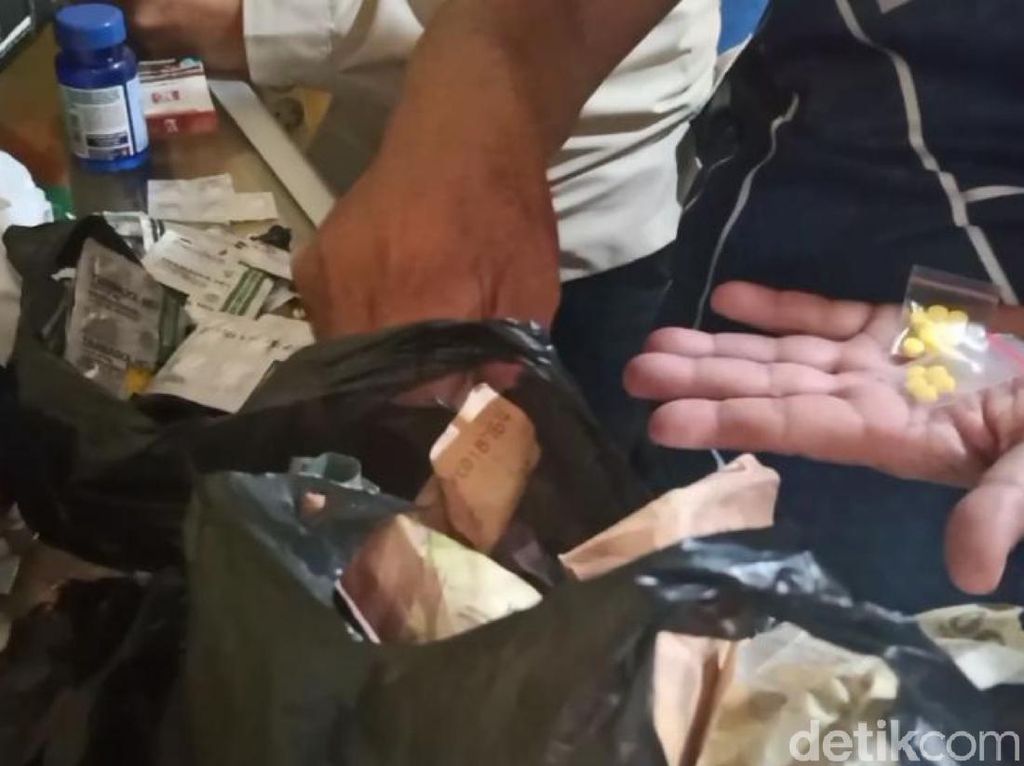 Polisi Gerebek Penjual Obat Terlarang Berkedok Kios Mainan di Cianjur