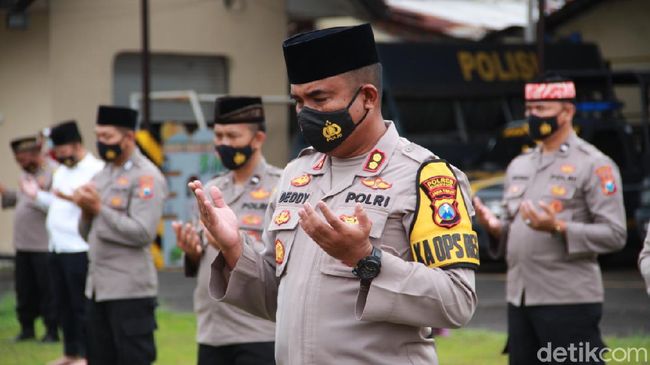 Polisi Kota Mojokerto Kirim Bantuan dan Salat Gaib untuk Korban Bencana Polisi Kota Mojokerto Kirim Bantuan dan Salat Gaib untuk Korban Bencana