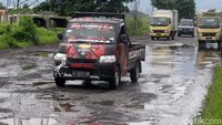 Potret Jalan Arteri Porong yang Penuh Lubang