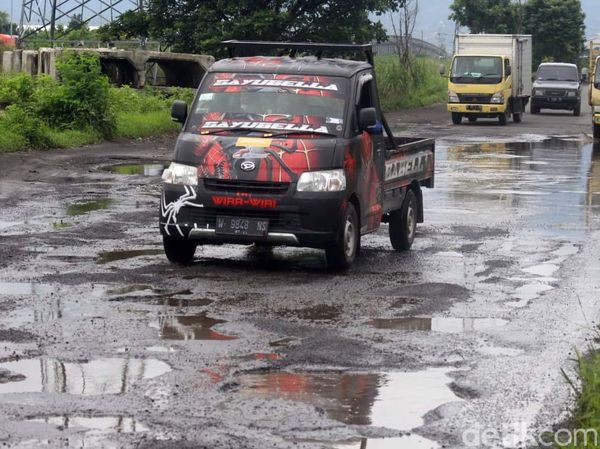 Potret Jalan Arteri Porong yang Penuh Lubang