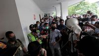 Satgas COVID-19 Bubarkan Ratusan Buruh di PN Pusat
