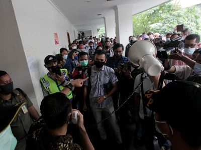 Satgas COVID-19 Bubarkan Ratusan Buruh di PN Pusat