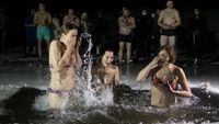 Rayakan Hari Epiphany, Warga Rusia Berendam Air Es