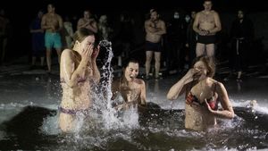 Rayakan Hari Epiphany, Warga Rusia Berendam Air Es