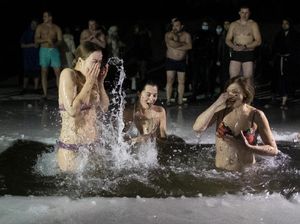 Rayakan Hari Epiphany, Warga Rusia Berendam Air Es