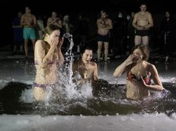 Rayakan Hari Epiphany, Warga Rusia Berendam Air Es