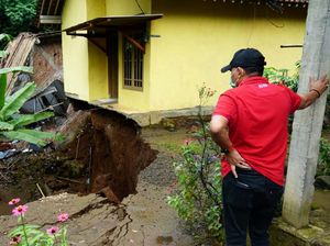 Rumah Rusak-Ambruk Akibat Tanah Gerak di Purworejo Terus Bertambah Rumah Rusak-Ambruk Akibat Tanah Gerak di Purworejo Terus Bertambah