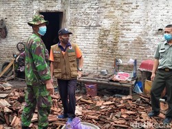 Rumah Roboh Diterjang Angin Kencang di Rembang, 1 Orang Dilarikan ke RS
