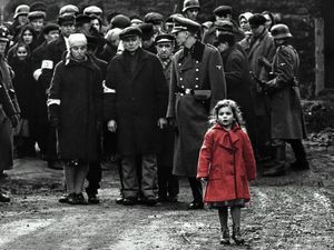 Penjahat Sadis Bikin Meringis, Lempar Sandal ke Layar!