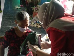 Pengungsi Banjir di Pekalongan Mulai Keluhkan Pusing dan Muntah