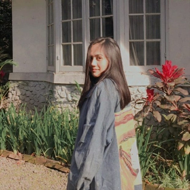 Visa Zikryka berpose menoleh ke belakang/instagram.com/visarzet