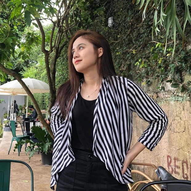 Visa Zikryka berpose candid/instagram.com/visarzet