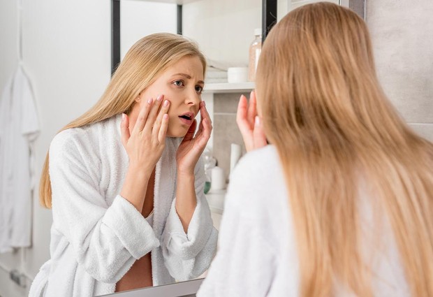 Beberapa orang percaya bahwa memiliki kulit berminyak dan rambut kusam bisa berarti seorang wanita mengandung seorang bayi perempuan.