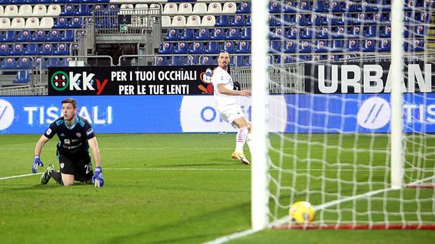 CAGLIARI, ITALY - JANUARY 18: Zlatan Ibrahimovic of Milan scores his goal 0-2 during the Serie A match between Cagliari Calcio and AC Milan at Sardegna Arena on January 18, 2021 in Cagliari, Italy. (Photo by Enrico Locci/Getty Images)