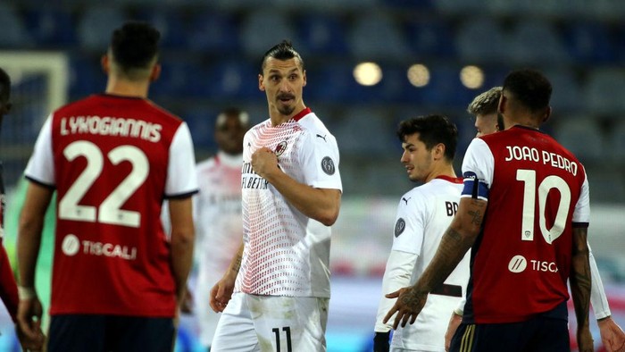 CAGLIARI, ITALY - JANUARY 18: Zlatan Ibrahimovic of Milan reacts during the Serie A match between Cagliari Calcio and AC Milan at Sardegna Arena on January 18, 2021 in Cagliari, Italy. (Photo by Enrico Locci/Getty Images)