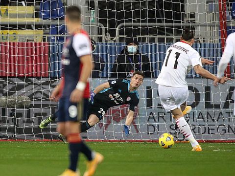 CAGLIARI, ITALY - JANUARY 18:  Zlatan Ibrahimovic of Milan scores his goal to make it 0-1 during the Serie A match between Cagliari Calcio and AC Milan at Sardegna Arena on January 18, 2021 in Cagliari, Italy. (Photo by Enrico Locci/Getty Images)