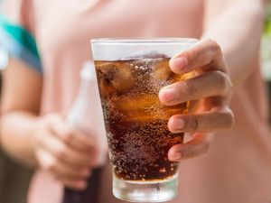 Minum Soda Saat Berbuka Puasa, Boleh Nggak Sih? Minum Soda Saat Berbuka Puasa, Boleh Nggak Sih?