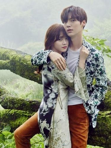 Pada Maret 2016, Goo Hye Sun dikonfirmasi berkencan dengan lawan mainnya di drama Blood (2015), aktor Ahn Jae Hyun.