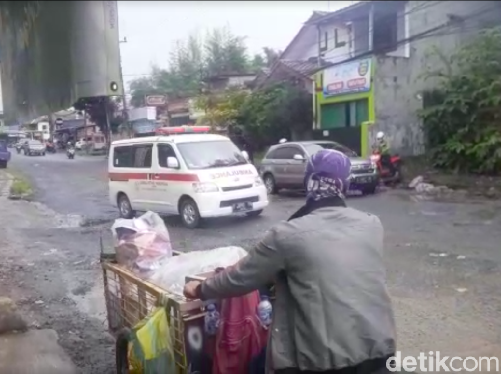 Ambulans Zig-zag di Jl Raya Cikaret yang Rusak