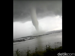 Heboh Puting Beliung Disertai Awan Gelap di Wonogiri, Warga Panik