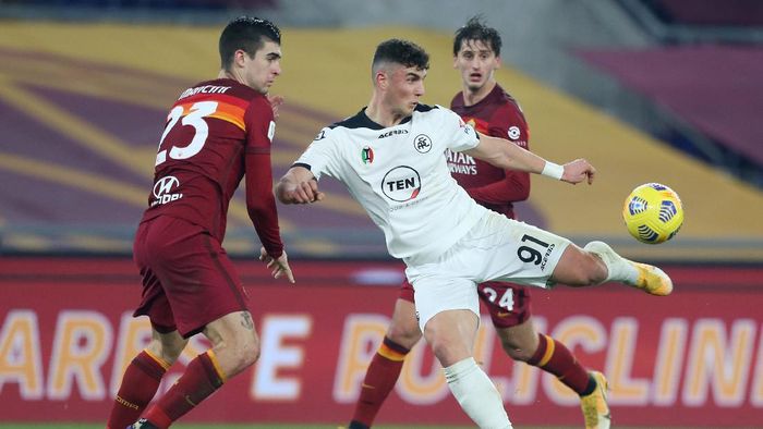 AS Roma vs Spezia ROME, ITALY - JANUARY 19: Roberto Piccoli of Spezia looks to break past Gianluca Mancini of Roma during the Coppa Italia match between AS Roma and AC Spezia at Olimpico Stadium on January 19, 2021 in Rome, Italy. Sporting stadiums around Italy remain under strict restrictions due to the Coronavirus Pandemic as Government social distancing laws prohibit fans inside venues resulting in games being played behind closed doors. (Photo by Paolo Bruno/Getty Images)