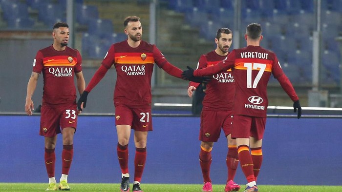 ROME, ITALY - JANUARY 19: Henrikh Mkhitaryan of Roma celebrates with team mates Bruno Peres (L) Borja Mayoral (C) and Jordan Veretout (R) after scoring their sides second goal during the Coppa Italia match between AS Roma and AC Spezia at Olimpico Stadium on January 19, 2021 in Rome, Italy. Sporting stadiums around Italy remain under strict restrictions due to the Coronavirus Pandemic as Government social distancing laws prohibit fans inside venues resulting in games being played behind closed doors. (Photo by Paolo Bruno/Getty Images)
