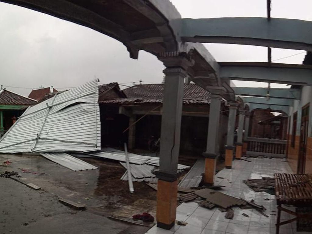 Pohon Tumbang-Atap Rumah di Sukoharjo Rusak Diterjang Hujan dan Angin Pohon Tumbang-Atap Rumah di Sukoharjo Rusak Diterjang Hujan dan Angin