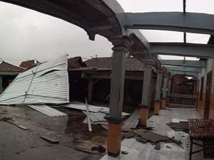Pohon Tumbang-Atap Rumah di Sukoharjo Rusak Diterjang Hujan dan Angin Pohon Tumbang-Atap Rumah di Sukoharjo Rusak Diterjang Hujan dan Angin