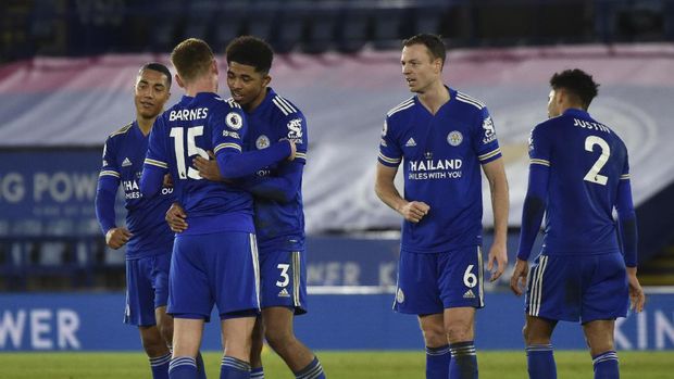 Leicester City's players celebrate following the English Premier League soccer match between Leicester City and Chelsea at the King Power Stadium in Leicester, England, Tuesday, Jan. 19, 2021. Leicester City won the match 2-0. (AP Photo/Rui Vieira, Pool)
