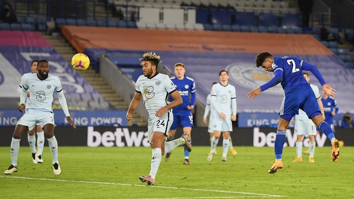 LEICESTER, ENGLAND - JANUARY 19: James Justin of Leicester City heads towards goal during the Premier League match between Leicester City and Chelsea at The King Power Stadium on January 19, 2021 in Leicester, England. Sporting stadiums around the UK remain under strict restrictions due to the Coronavirus Pandemic as Government social distancing laws prohibit fans inside venues resulting in games being played behind closed doors. (Photo by Michael Regan/Getty Images)