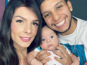 Foto: Kontroversi Pasangan Transgender Viral, Punya Bayi dari Rahim Suami Foto: Kontroversi Pasangan Transgender Viral, Punya Bayi dari Rahim Suami