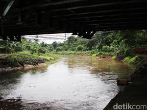 Memasuki Musim Hujan, Debit Air Ciliwung Masih Normal